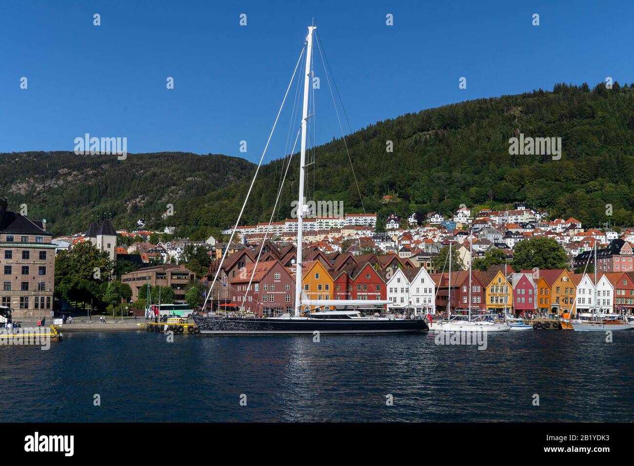 Vela super yacht slop Sea Eagle, e molti più piccoli artigianato di piacere a Bryggen molo, la parte anseatica UNESCO del porto di Bergen, Norvegia. Foto Stock