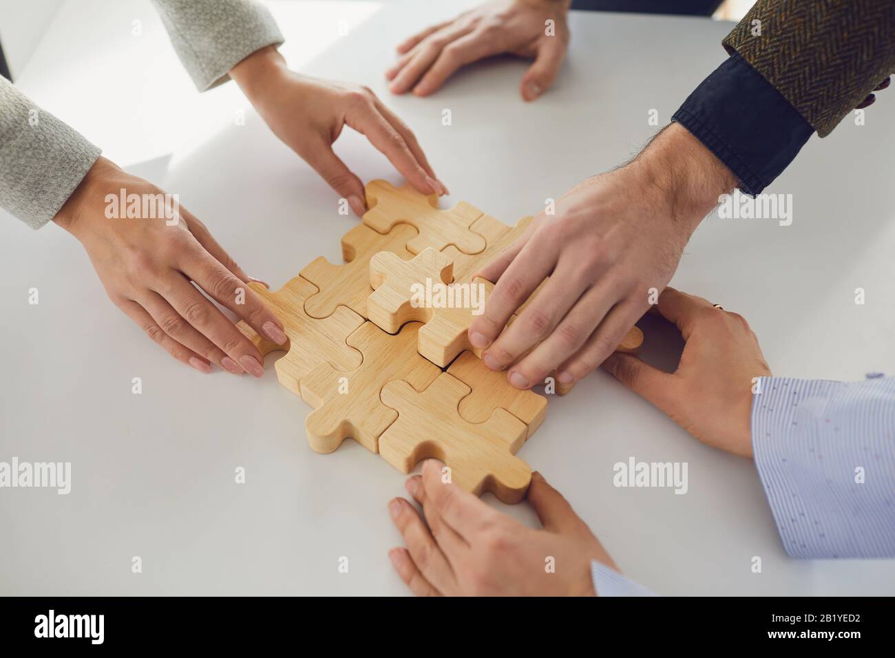 La gente di affari senza volto che mette insieme l'idea dei puzzle Foto Stock