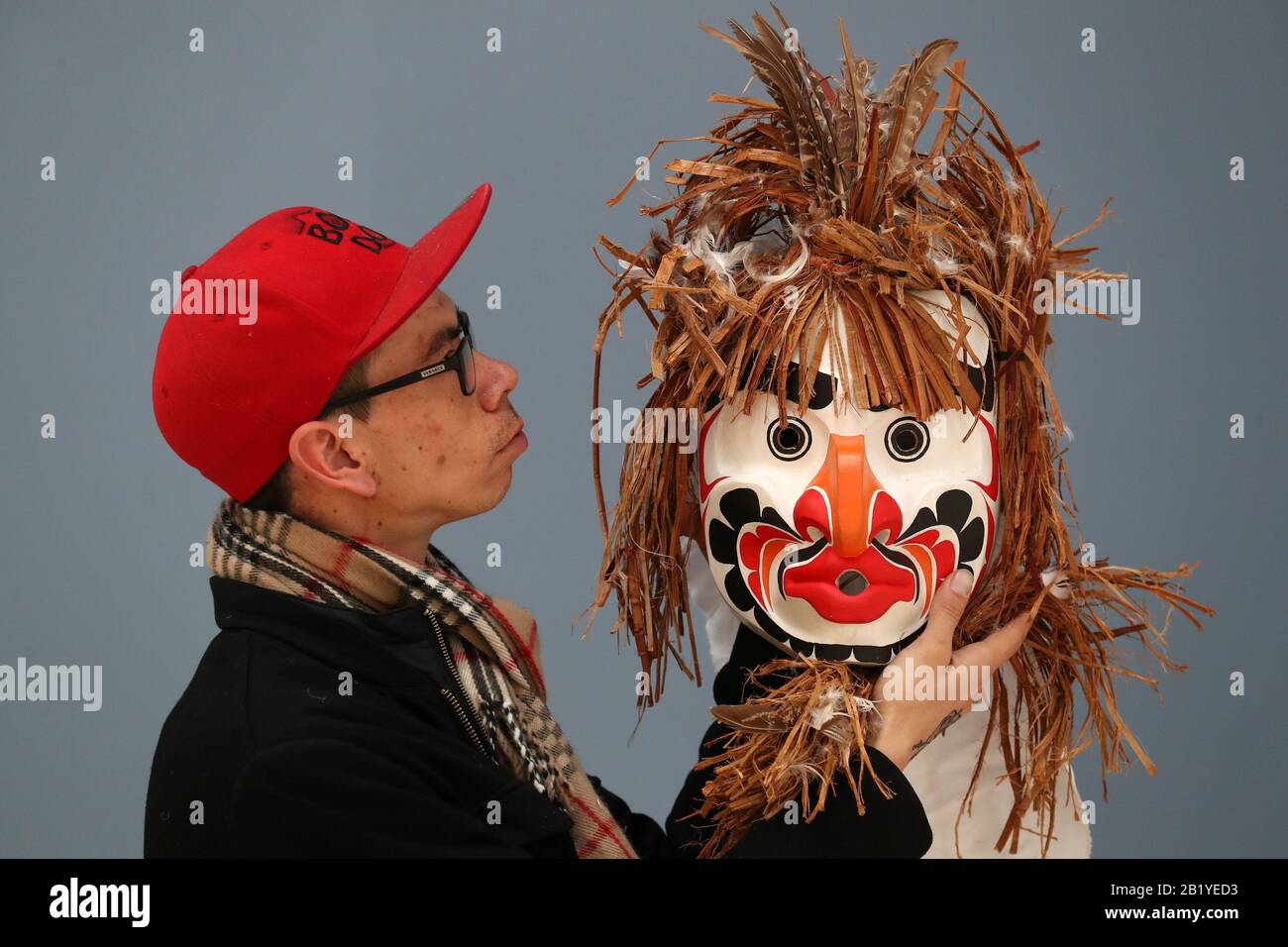 Artista Alan Hunt con maschera cerimoniale durante un'anteprima della mostra Pine's Eye, con opere ispirate alle popolazioni indigene di tutto il mondo, presso la Talbot Rice Gallery dell'Università di Edimburgo. Foto PA. Data Immagine: Venerdì 28 Febbraio 2020. La mostra comprende 15 maschere cerimoniali create dal capo ereditario Alan Hunt, membro della comunità canadese Kwakwaka'wakw, un murale ispirato alle tessitrici maya in Messico dell'artista newyorkese Johanna Unzueta, e complesse sculture pagane dell'artista sudcoreano Haegue Yang. Photo credit dovrebbe leggere: Andrew Milligan/PA Wire Foto Stock