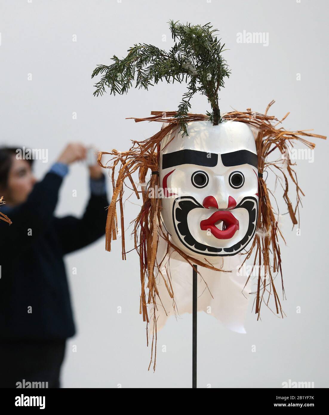 Maschera cerimoniale durante un'anteprima della mostra Pine's Eye, con opere ispirate alle popolazioni indigene di tutto il mondo, presso la Talbot Rice Gallery dell'Università di Edimburgo. Foto PA. Data Immagine: Venerdì 28 Febbraio 2020. La mostra comprende 15 maschere cerimoniali create dal capo ereditario Alan Hunt, membro della comunità canadese Kwakwaka'wakw, un murale ispirato alle tessitrici maya in Messico dell'artista newyorkese Johanna Unzueta, e complesse sculture pagane dell'artista sudcoreano Haegue Yang. Photo credit dovrebbe leggere: Andrew Milligan/PA Wire Foto Stock