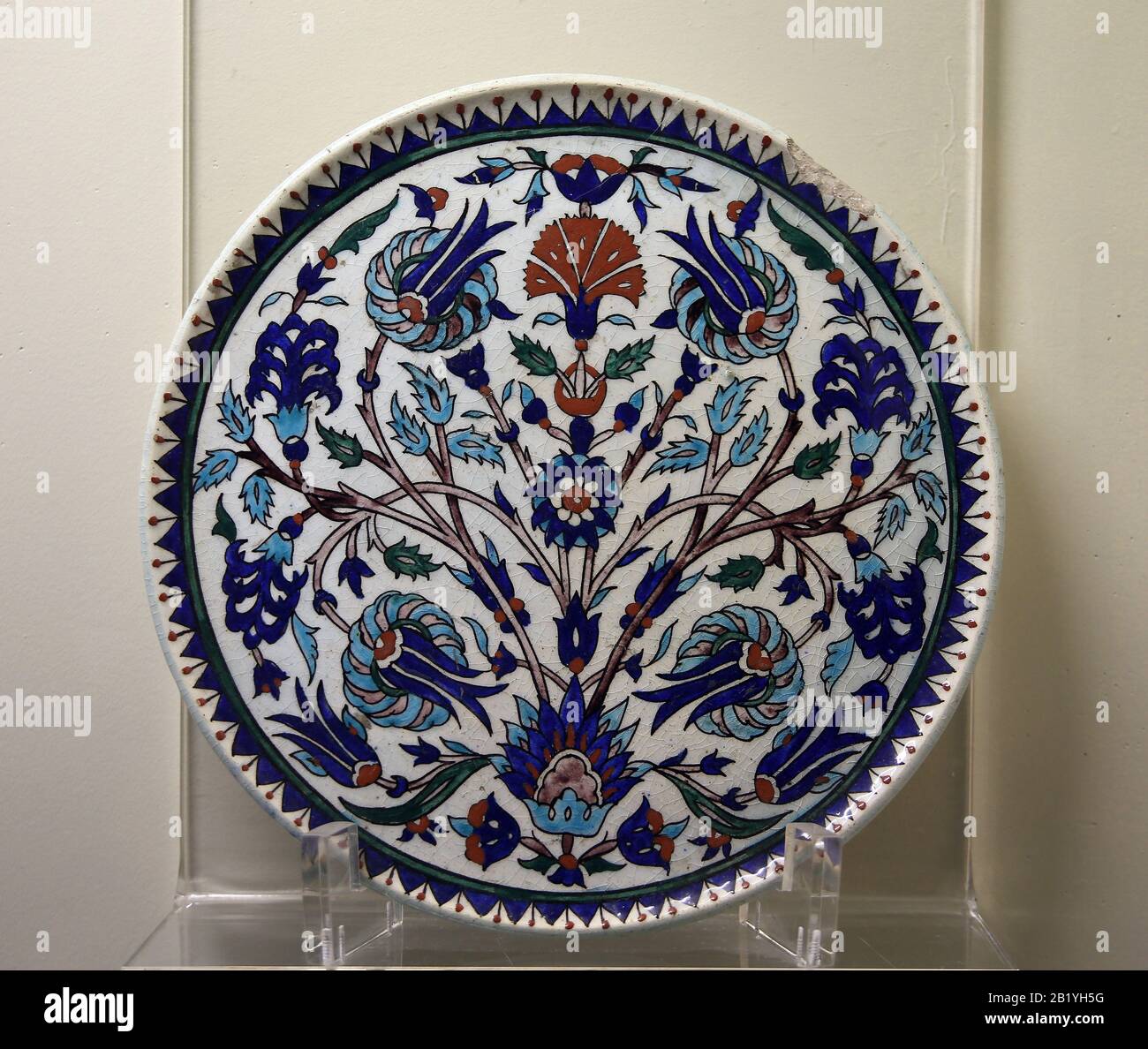 Piastra policroma. Iznik, Vetrato. 16th-17th secolo. Turchia. Musei Archeologici Di Istanbul. Museo Di Arte Islamica Foto Stock