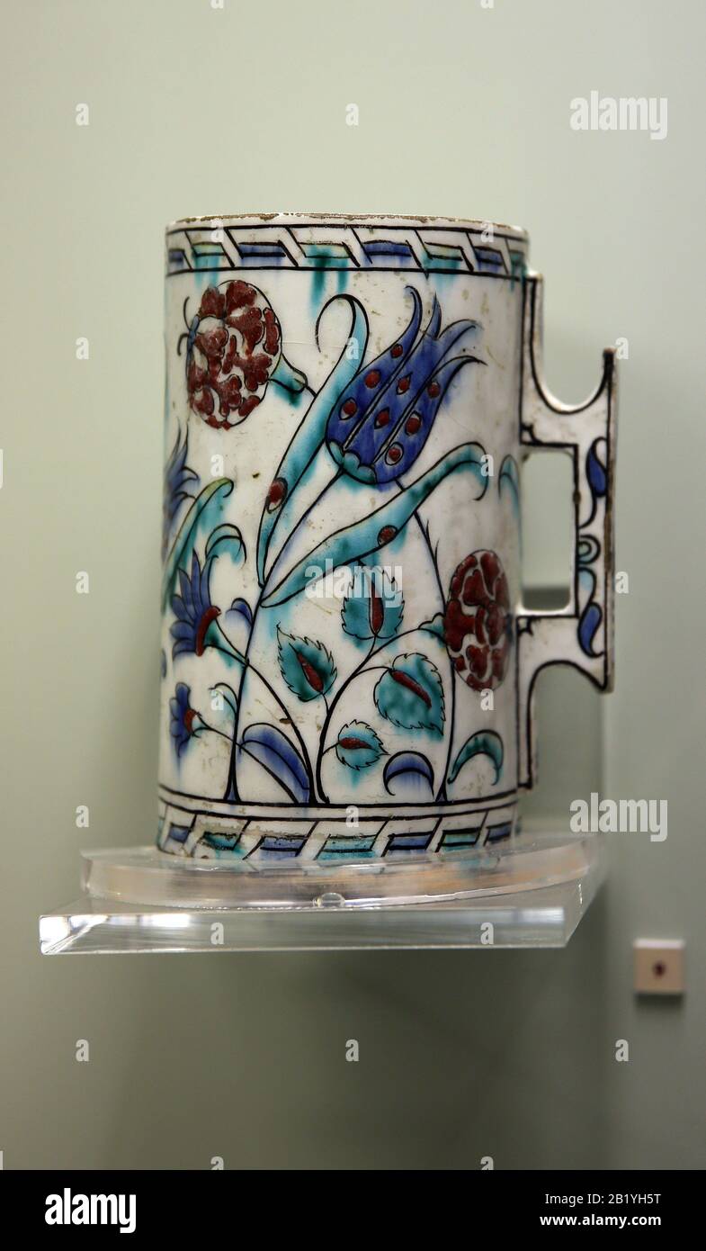 Tazza con manico. Iznik, Turchia. Smaltato. Fine 16th secolo. Musei Archeologici Di Istanbul. Museo Di Arte Islamica Foto Stock