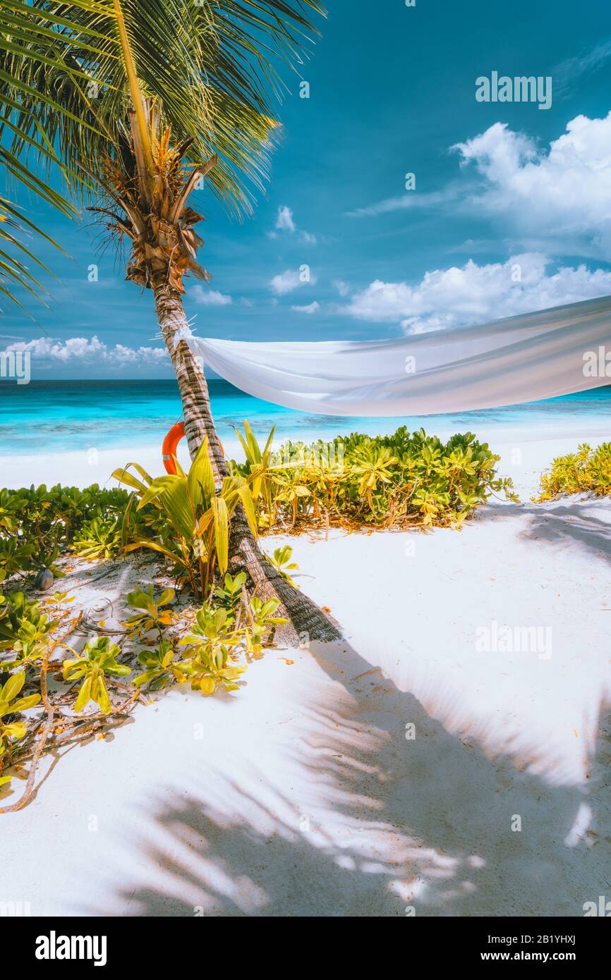 Vacanza vacanza tropicale scena di bella spiaggia di sabbia bianca, turchese oceano laguna e fogliame. Vacanza in paradiso. Isola Di Mahe, Seychelles Foto Stock
