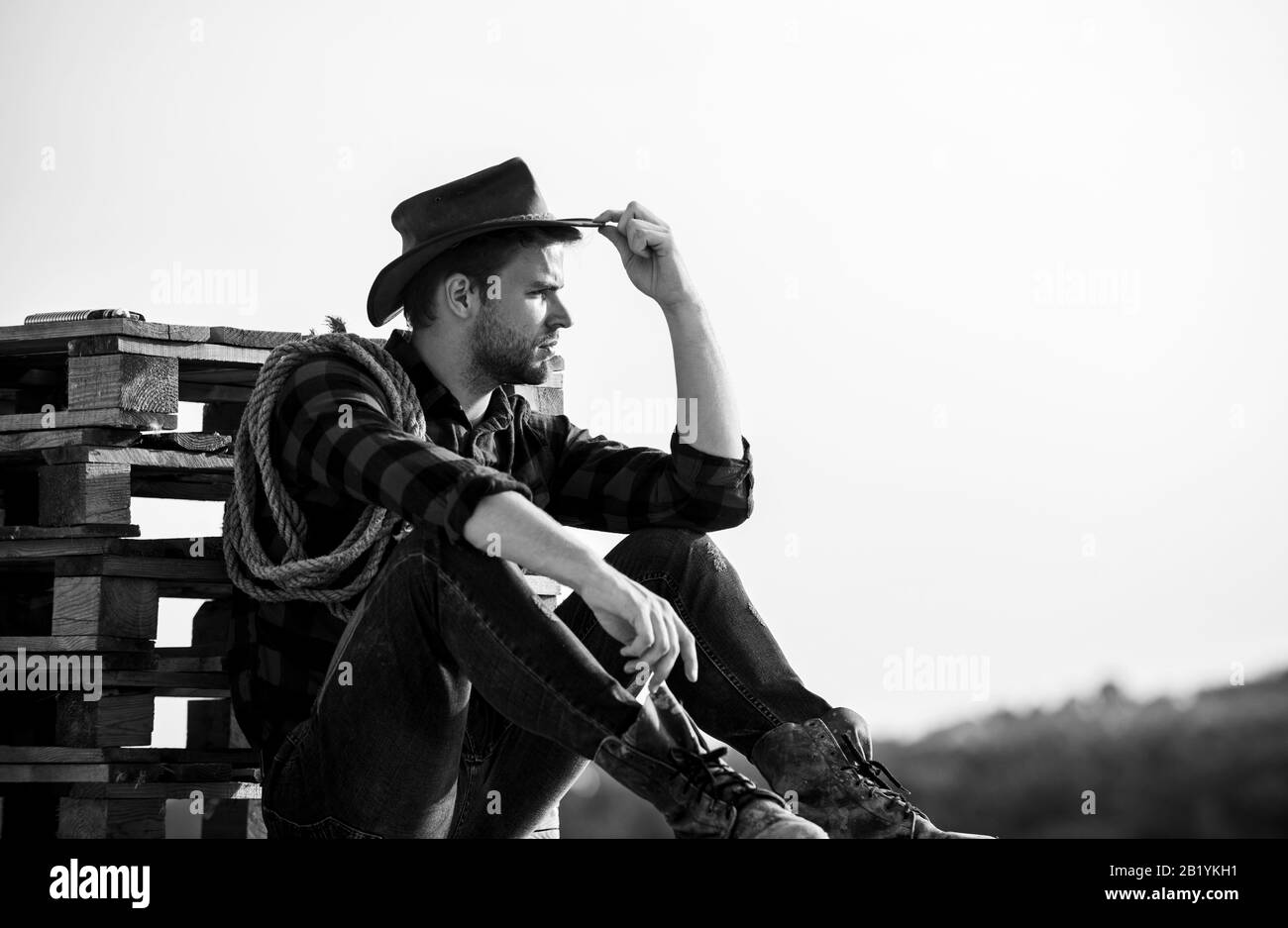 Un vero cowboy. In stile vintage uomo. Wild West retrò cowboy. wild west rodeo. Considerato l uomo nella hat rilassarsi. l uomo camicia a scacchi sul ranch. cowboy con corda lazo. Western western cowboy ritratto. Foto Stock