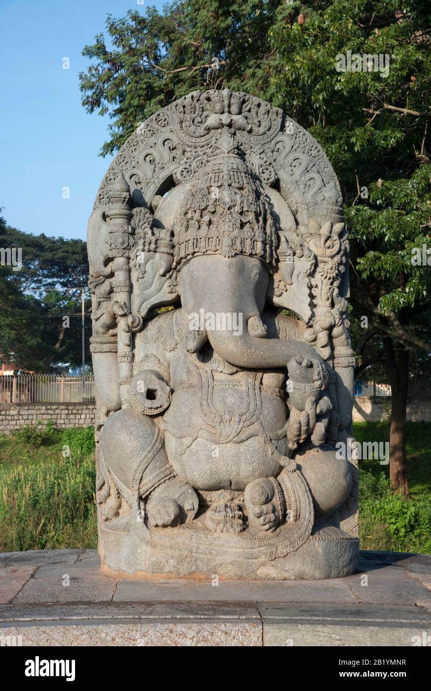 Idolo scolpito di Lord Ganesha, ingresso occidentale Hoysalewara Shiva tempio, Halebidu, Karnataka, India Foto Stock