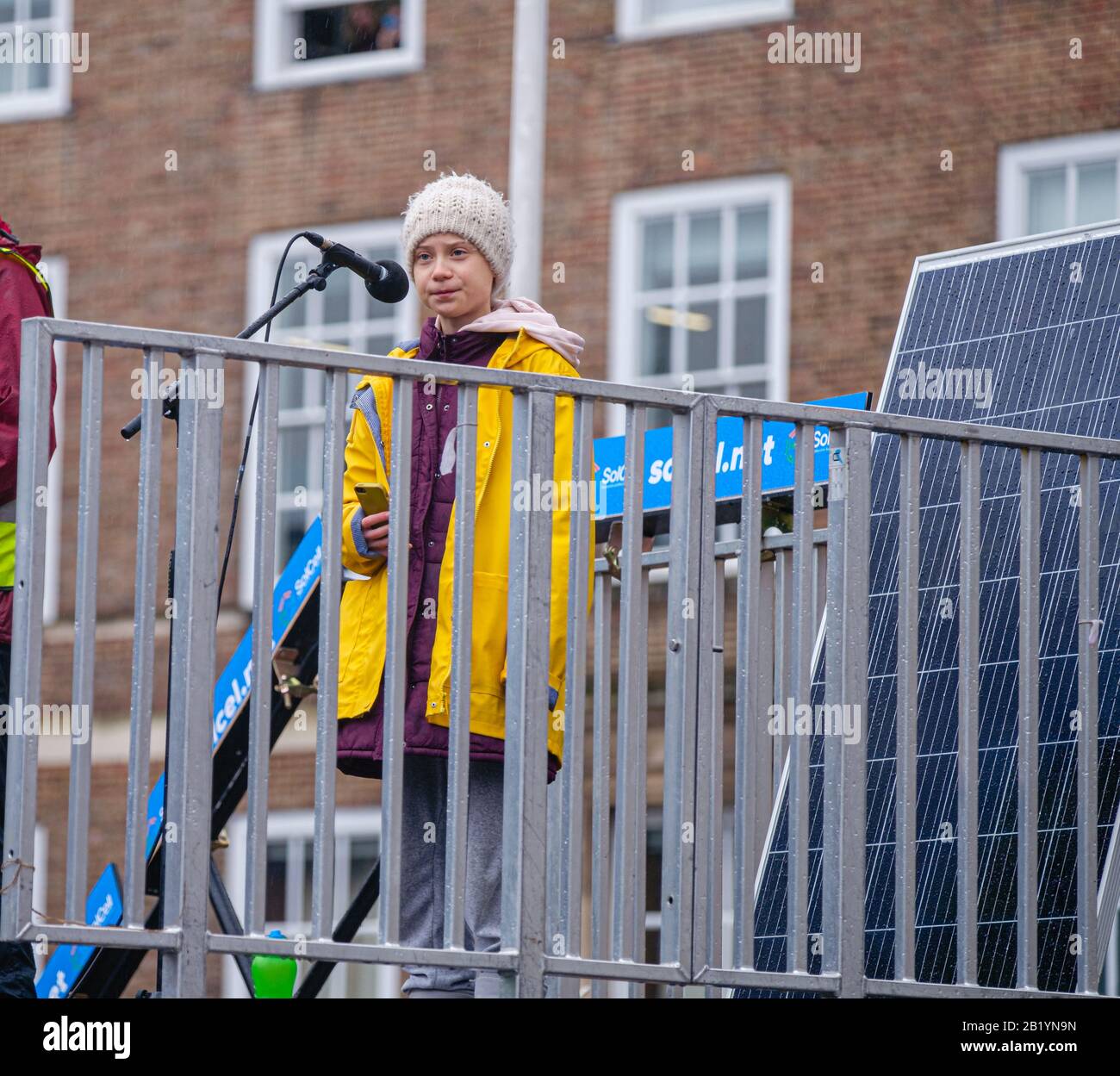 Greta Thunberg ha parlato alla manifestazione sul clima di Bristol Youth Strike 4 al College Green di Bristol, il 28 febbraio 2020 Foto Stock