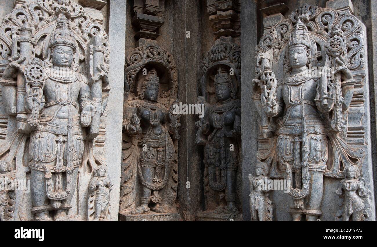 Idoli scolpiti sulla parete esterna del Tempio Chennakesava, Somanathapura, Karnataka, India Foto Stock