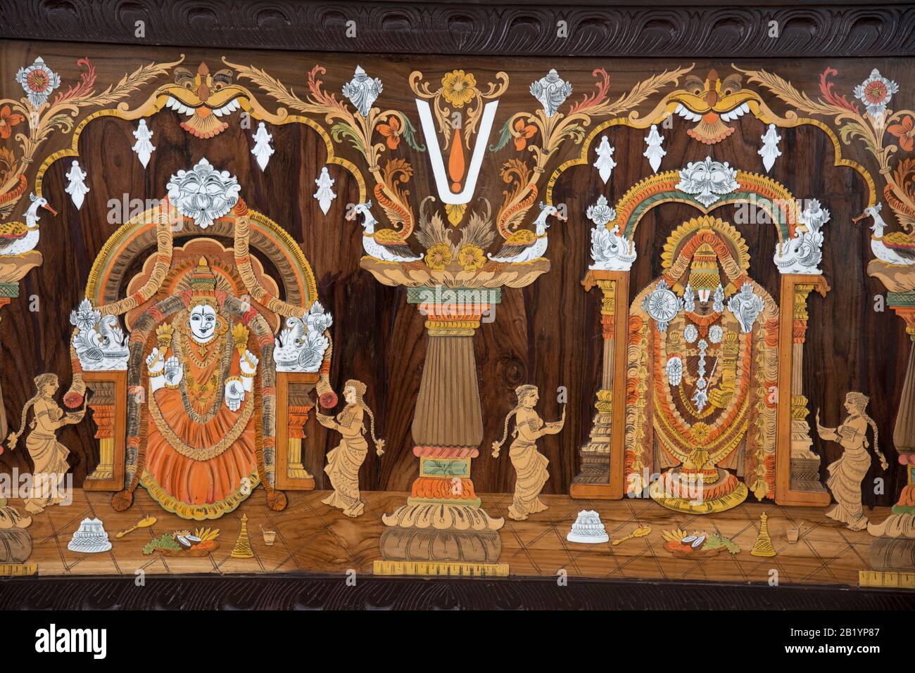 Pannelli decorativi in legno raffiguranti gli dei Indù, vicino al Tempio di Ranganathaswamy, Srirangapatna, Karnataka, India Foto Stock