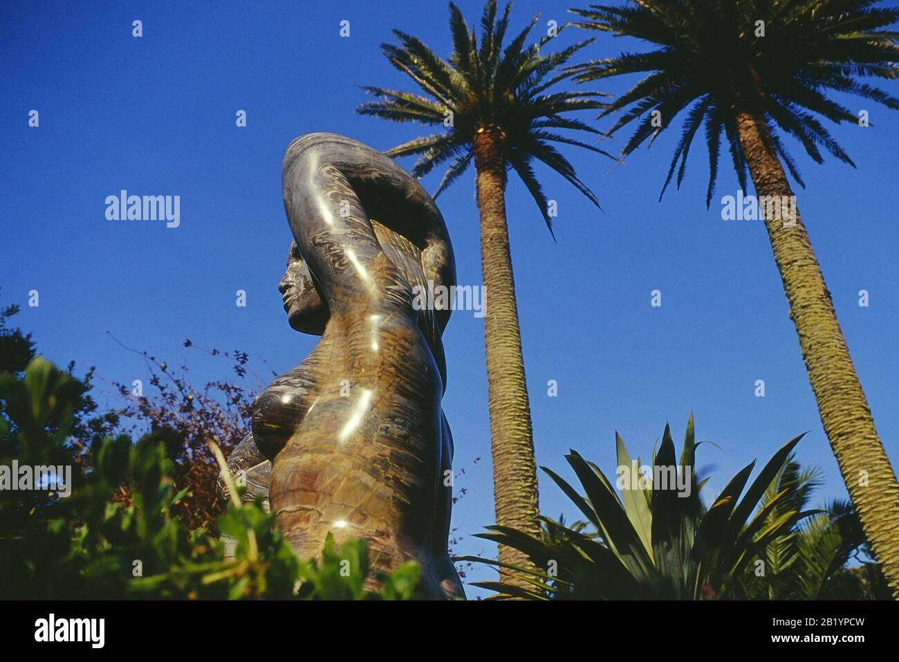 Gaia la statua di marmo della Madre Terra presso i Giardini dell'Abbazia, Tresco, Isles of Scilly, Cornovaglia, Inghilterra, Regno Unito Foto Stock