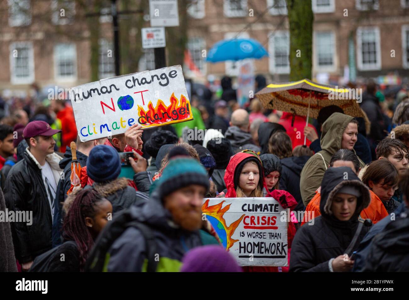 Bristol, Regno Unito. 28th Feb 2020. Greta Thunberg, l'attivista svedese per lo sciopero del clima, si reca a Bristol, nel Regno Unito, per affrontare il clima di Bristol Youth Strike 4. Le folle di 30.000 persone si riunirono su College Green prima di marciare per la città. Credito: Rob Hawkins/Alamy Live News Foto Stock