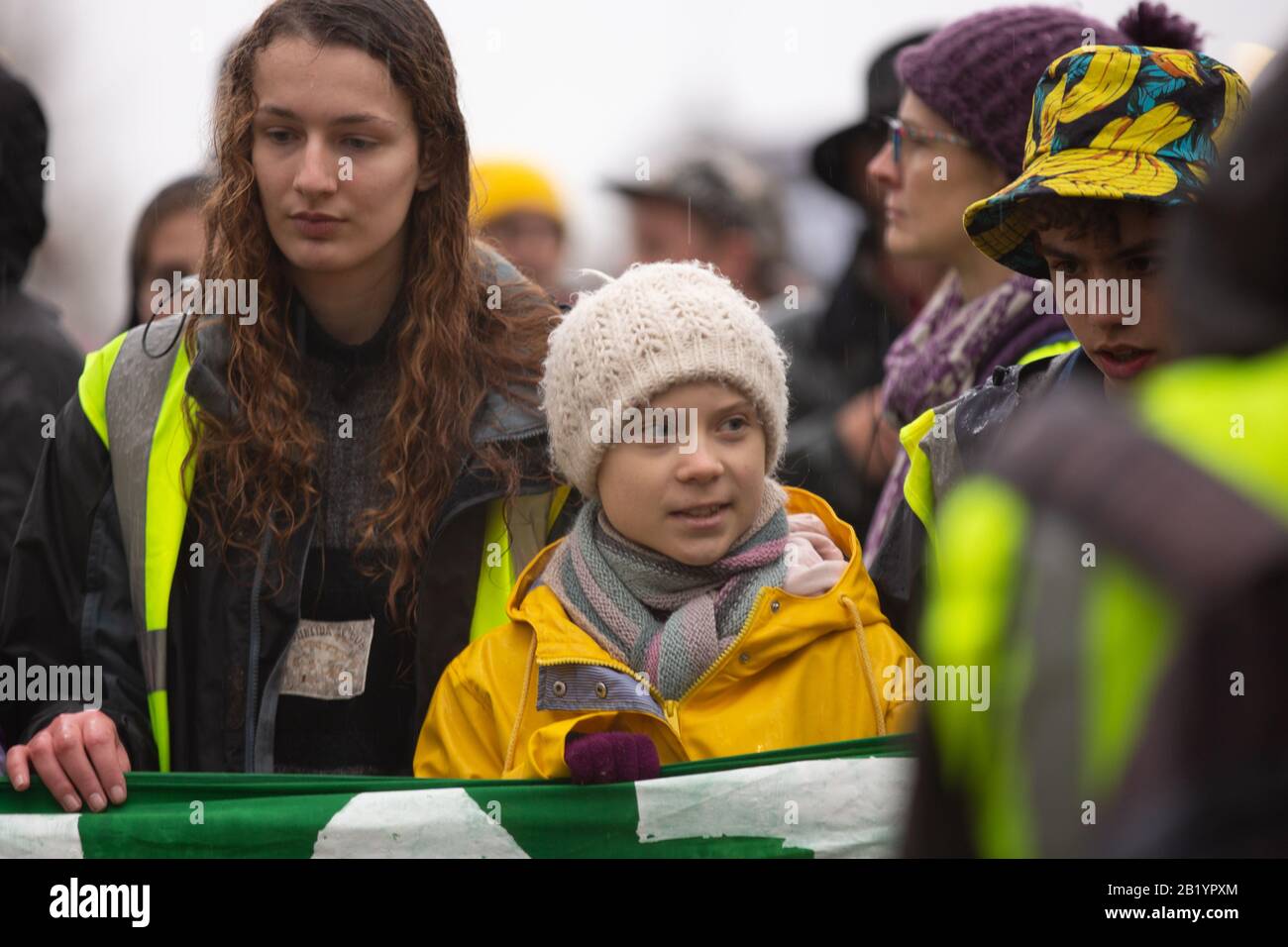 Bristol, Regno Unito. 28th Feb 2020. Greta Thunberg, l'attivista svedese per lo sciopero del clima, si reca a Bristol, nel Regno Unito, per affrontare il clima di Bristol Youth Strike 4. Le folle di 30.000 persone si riunirono su College Green prima di marciare per la città. Credito: Rob Hawkins/Alamy Live News Foto Stock