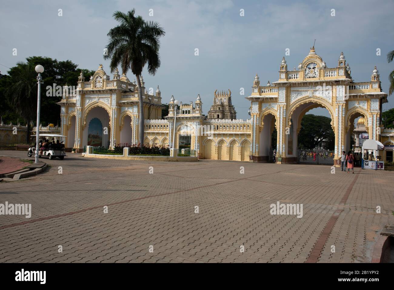 Mysore, Karnataka, India, novembre 2019, Una delle porte d'ingresso del Palazzo di Mysore un palazzo storico e una residenza reale e le res ufficiali Foto Stock