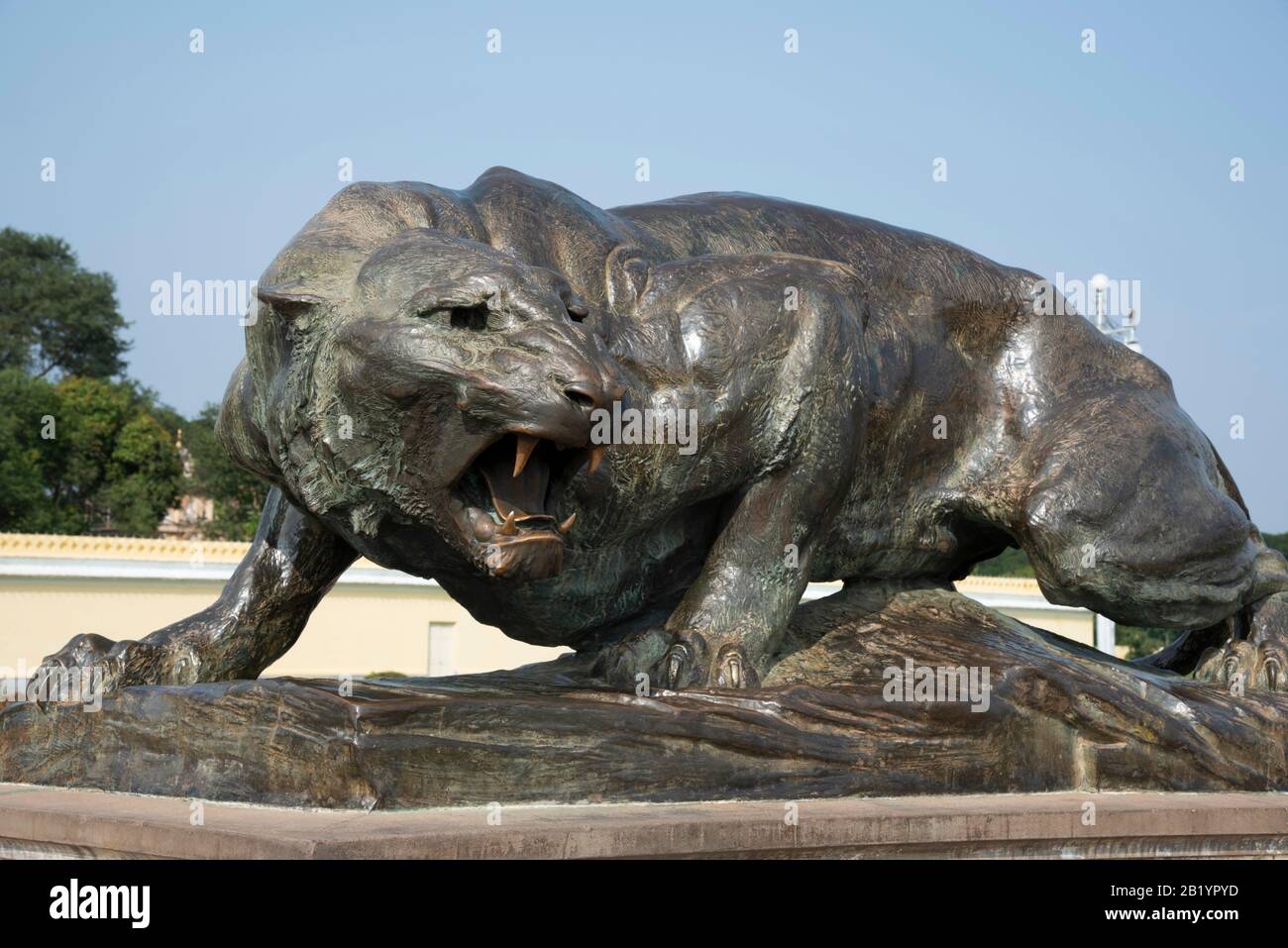 Statua del Leone di bronzo Nei Terreni del Palazzo di Mysore un palazzo storico e una residenza reale e la residenza ufficiale della dinastia Wadiyar, My Foto Stock