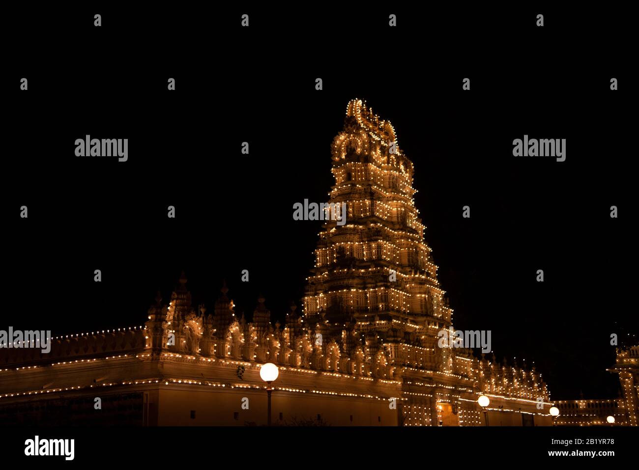 Illuminato Shweta Varahaswamy Tempio nel Palazzo Mysore di notte, un palazzo storico, residenza reale e la residenza ufficiale della dinastia Wadiyar, Foto Stock