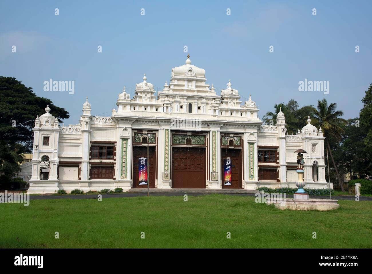 Jaganmohan Palace fu inizialmente usato dai Wodeyars, re di Mysore come loro casa, ora usato come galleria d'arte e una sala funzioni, Mysore, Karnataka Foto Stock