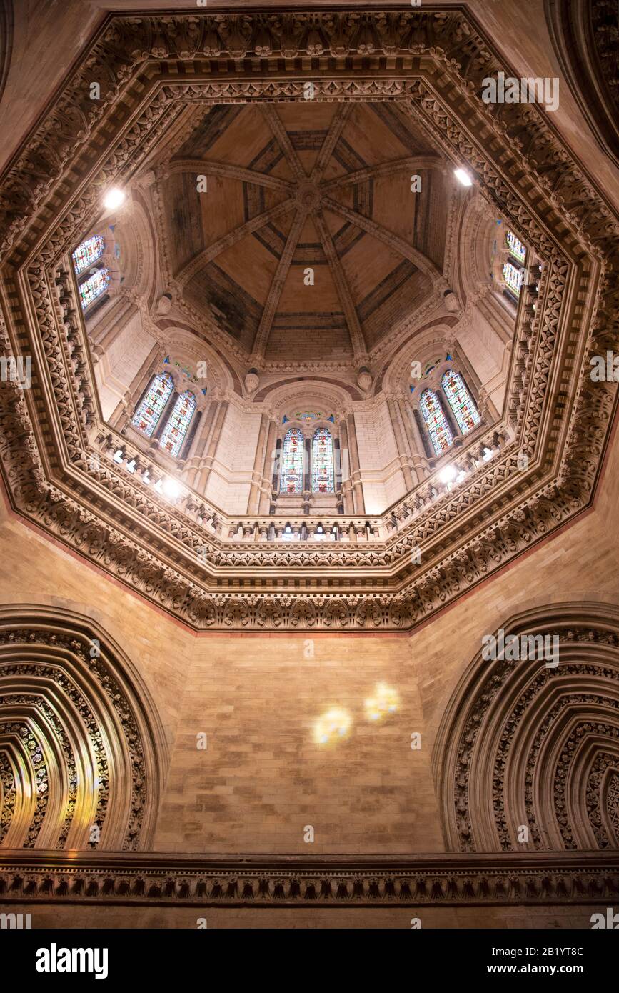 Splendidamente scolpito e decorativo cupola di Chhatrapati Shivaji Terminus o Victoria Terminus, Mumbai, Maharashtra, India Foto Stock