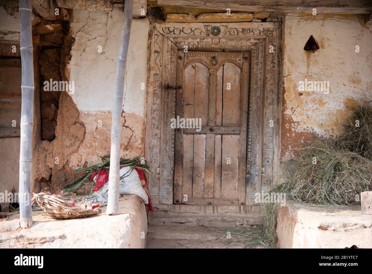 Porta decorativa della casa in un villaggio vicino alla statua di Gommateshwara, Shravanabelagola, Karnataka, India Foto Stock