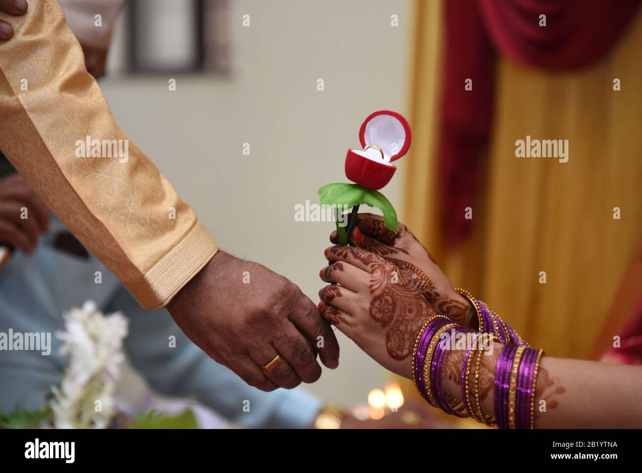 Anello di aggancio in scatola a forma di Rosa, tenuto a mano da Bride e Sposo, Pune, Maharashtra, India Foto Stock