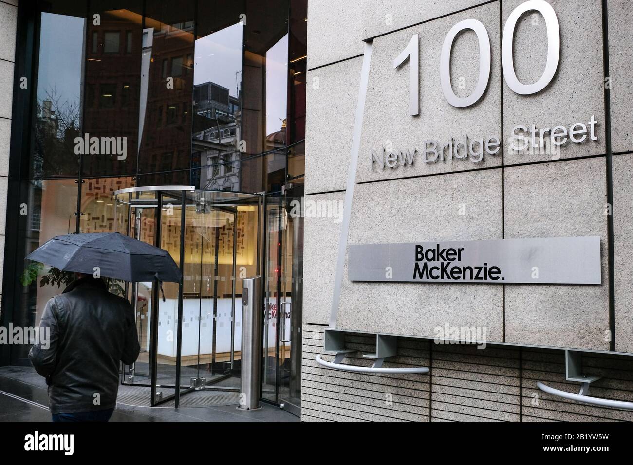 New Bridge Street, Londra, Regno Unito. 28th Feb, 2020. Lo studio legale Baker McKenzie ha inviato il proprio personale a casa dopo che un membro del personale è tornato dall'Italia settentrionale ed è ora poco efficiente. Credito: Matthew Chantle/Alamy Live News Foto Stock