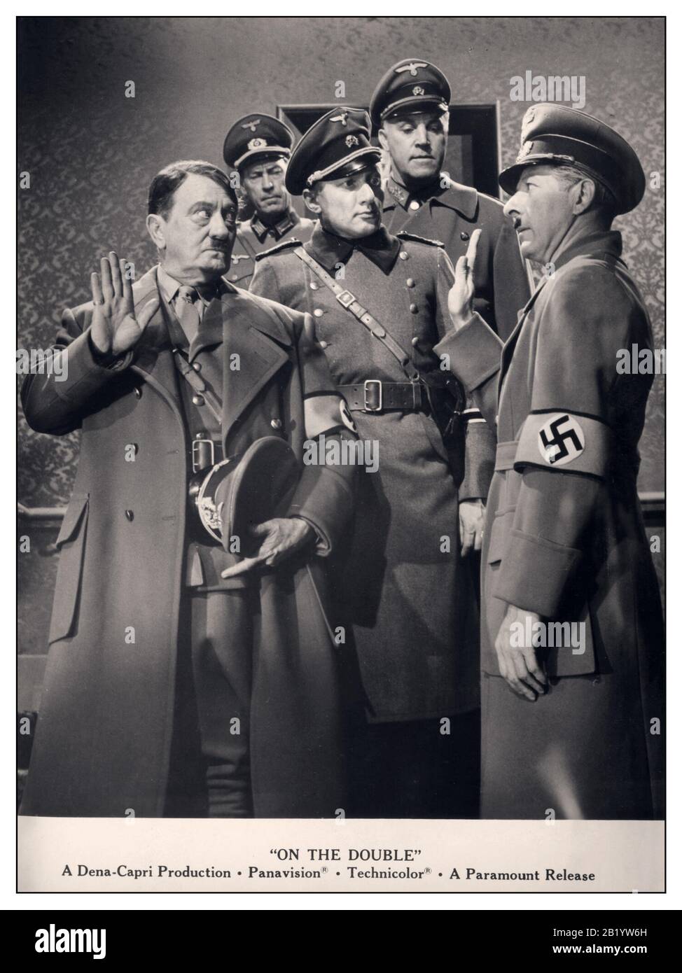 Sulla DOPPIA pagina promo Danny Kaye Vintage B&W Still photo dal film cinematografico comico ‘On The Double’ un film del 1961, diretto da Melville Shavelson, che ha anche scritto la sceneggiatura con Jack Rose. E 'stelle Danny Kaye che gioca, come in molti dei suoi film, due ruoli - in questo caso, un soldato americano e un generale britannico. Un soldato americano deve impersonare un generale inglese per confondere i nazisti durante la seconda guerra mondiale Diretto Da Melville Shavelson. Con Danny Kaye, Dana Wynter, Wilfrid Hyde-White, Margaret Rutherford Foto Stock