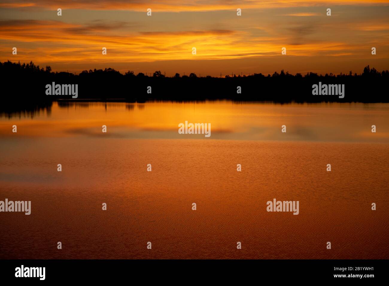 una vista meravigliosa di un tramonto su uno stagno Foto Stock