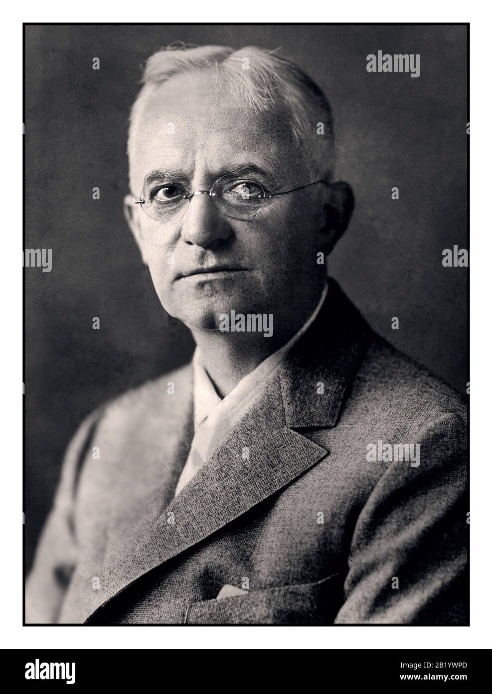 George Eastman KODAK c1915 B&W Classic Studio Portrait, fondatore, imprenditore, proprietario visionario e capo del leggendario produttore globale di fotografia innovativa Eastman Kodak Company Rochester New York USA Foto Stock