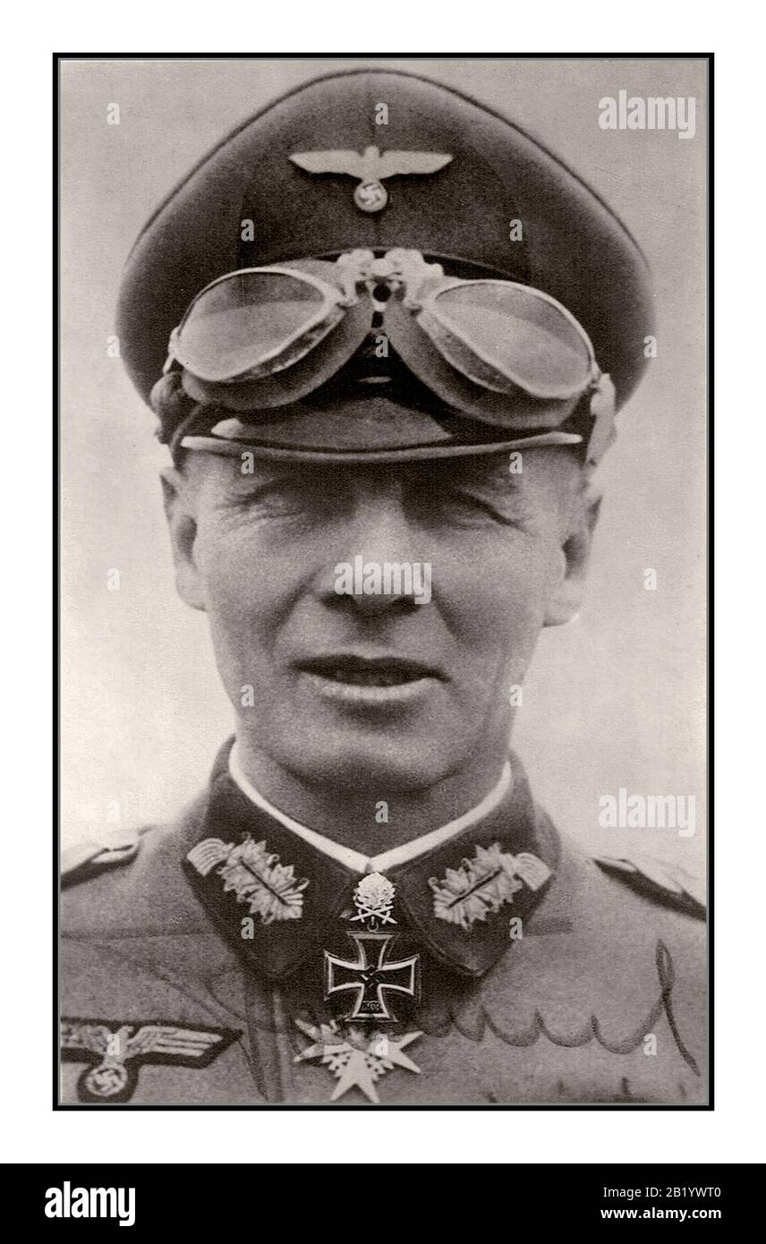 Archivio WW2 Campo Marshall Erwin Rommel 1942 immagine promozionale firmata cartolina di propaganda indossando la Croce del cavaliere distinto e Pour le Mérite ferro Croce premiato da Adolf Hitler e il suo nord Africa 'marchio' serbatoio comandante occhiali da vista Foto Stock