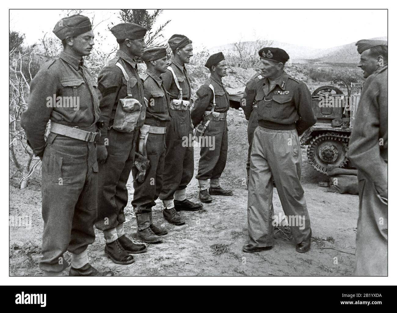 'MONTY' 1940's World War II Field Marshall Bernard Montgomery, l'eroe di El Alamein e del Nord Africa, rivedendo un plotone militare. Fu uno dei comandanti militari più ispiratori della seconda guerra mondiale. Seconda Guerra Mondiale Ww2 Foto Stock