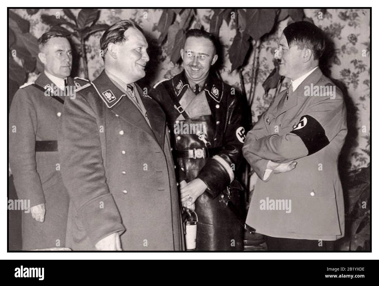 Hermann Goering, Heinrich Himmler e Adolf Hitler cancelliere di Germania nel 1940 dell'Archivio nazista nel 1933 e poi come Führer nel 1934 sorridendo e ridendo tutti indossando l'uniforme militare. Foto Stock