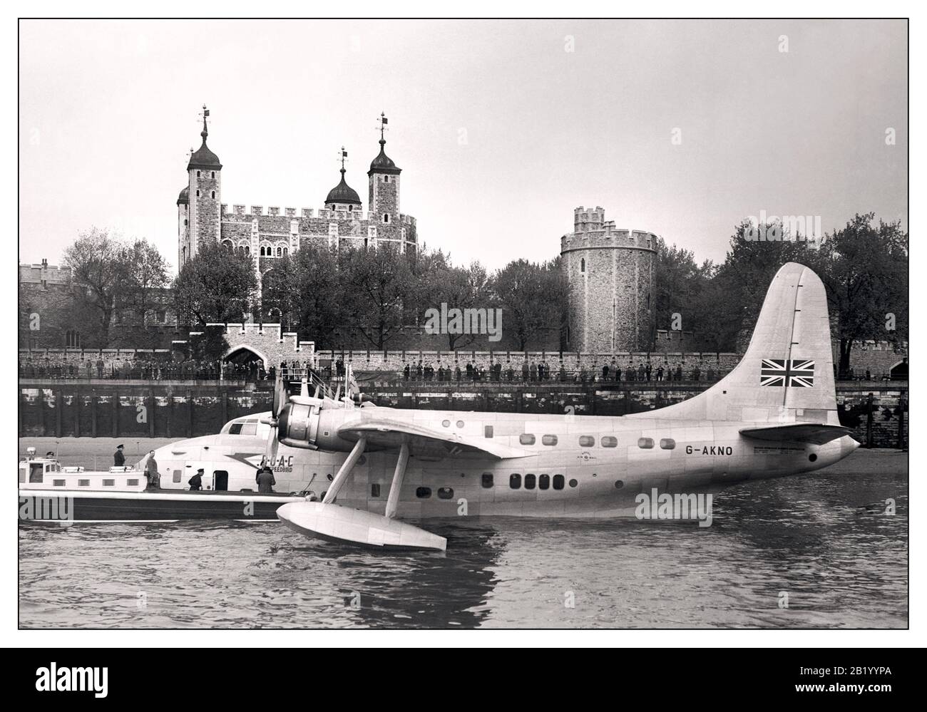 Archivio 1949 BOAC Short Solent Flying Boat Ormeggiata alla Torre di Londra UK Il Short Solent è una barca volante per passeggeri prodotta da Short Brothers alla fine della 1940s. E 'stato sviluppato dal Breve Seaford, di per sé uno sviluppo Del Breve Sunderland militare barca volante design. Il primo Solent volò nel 1946. New Solents fu usato da BOAC e TEAL, produzione che terminò nel 1949 BOAC Short Solent Flying Boat G-AKNO Thames River London England News Photo Foto Stock