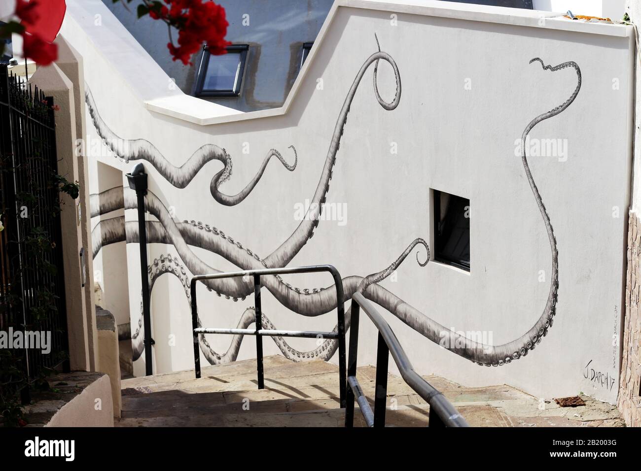 I tentacoli si insinuano in una soleggiata scalinata floreale su Castle Steps, il percorso che va da Main Street alla Upper Rock Reserve, Gibilterra (Art Signed J Darch) Foto Stock