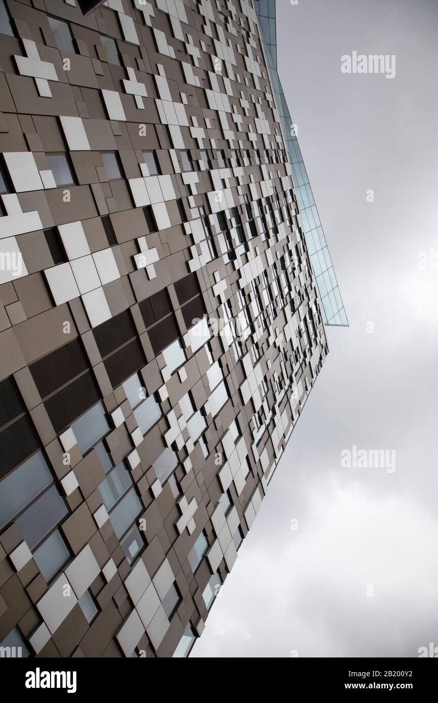 Dettagli esterni del cubo edificio in Birmingham, Regno Unito. Il Cubo è a 25 piani di utilizzo misto sviluppo nel centro di Birmingham, Inghilterra. Progettato da Ken Shuttleworth di rendere gli architetti, contiene 135 appartamenti, uffici, negozi, un hotel e un ristorante. È la fase finale di sviluppo della cassetta postale. Foto Stock