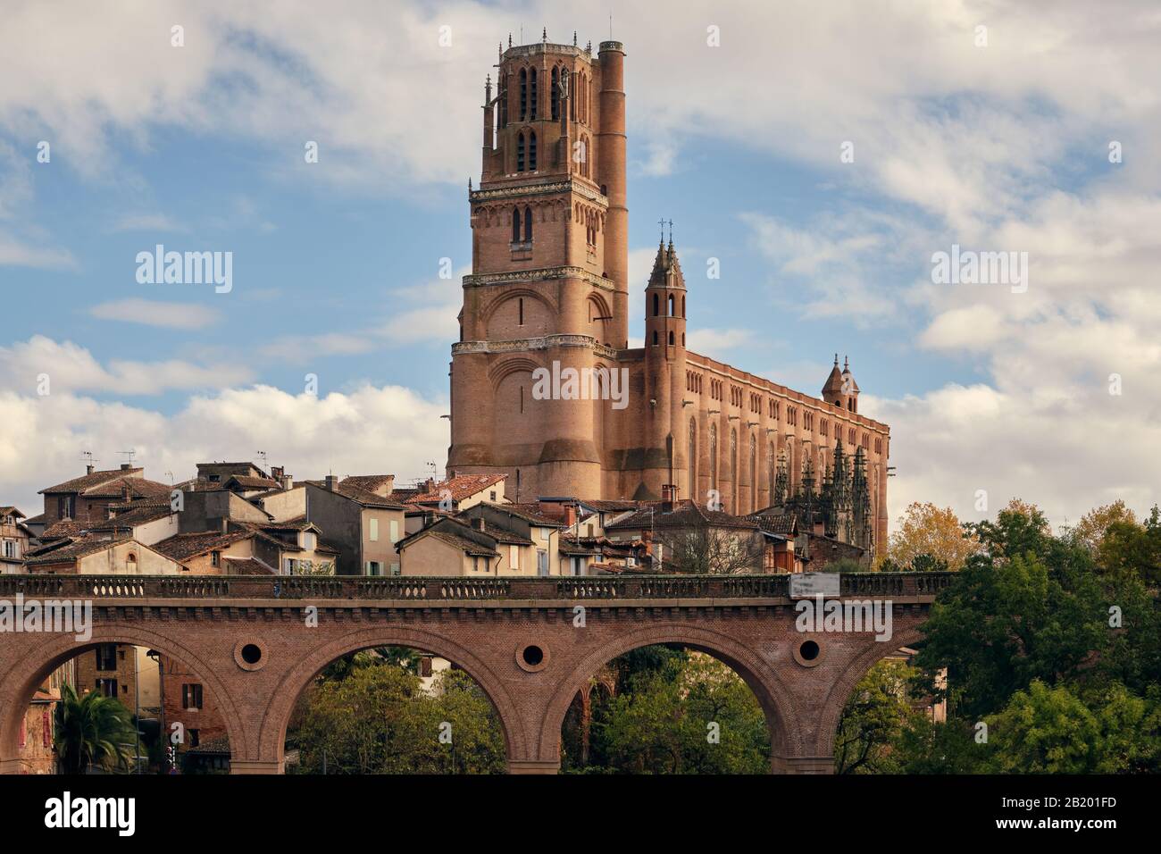 Ponte con archi sotto la città con enorme cattedrale, Albi, Francia Foto Stock