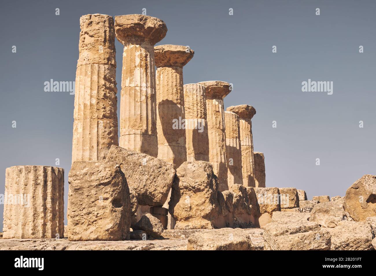 Colonne greche di antica città rovinata, Agrigento, Sicilia Foto Stock