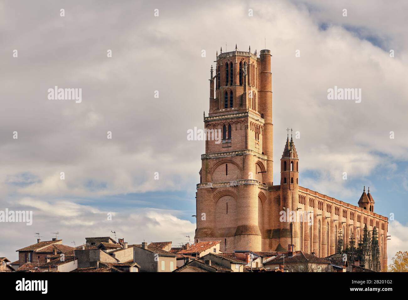 Enorme cattedrale con torre che tocca il cielo in città Catara, Albi, Francia Foto Stock