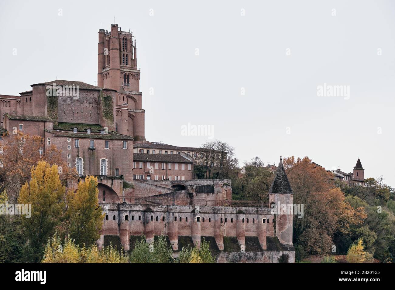 Enorme cattedrale murata con torri sotto un cielo grigio Foto Stock