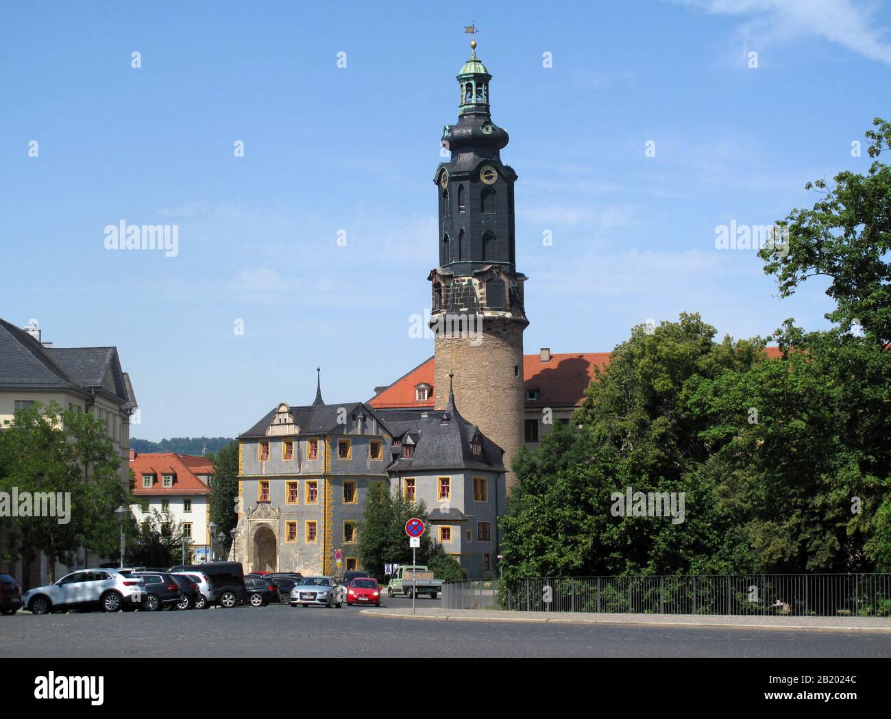 Weimar, Germania 07-25-2019 torre storica del castello cittadino e la scena della strada Foto Stock