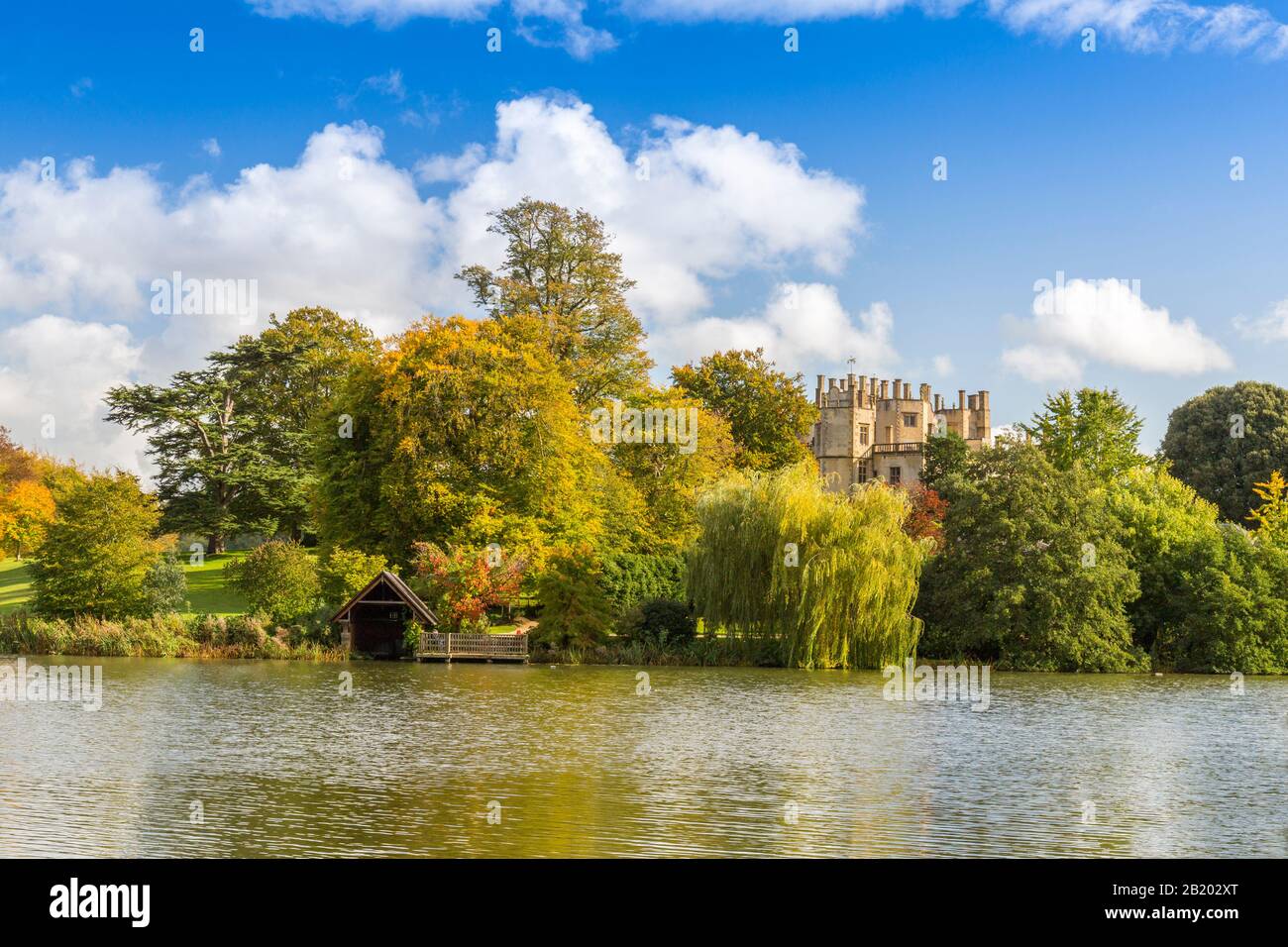 Sherborne 'New' Castle costruito nel 1594 da Sir Walter Raleigh visto attraverso il lago artificiale progettato da Capability Brown, Sherborne, Dorset, Inghilterra, Regno Unito Foto Stock