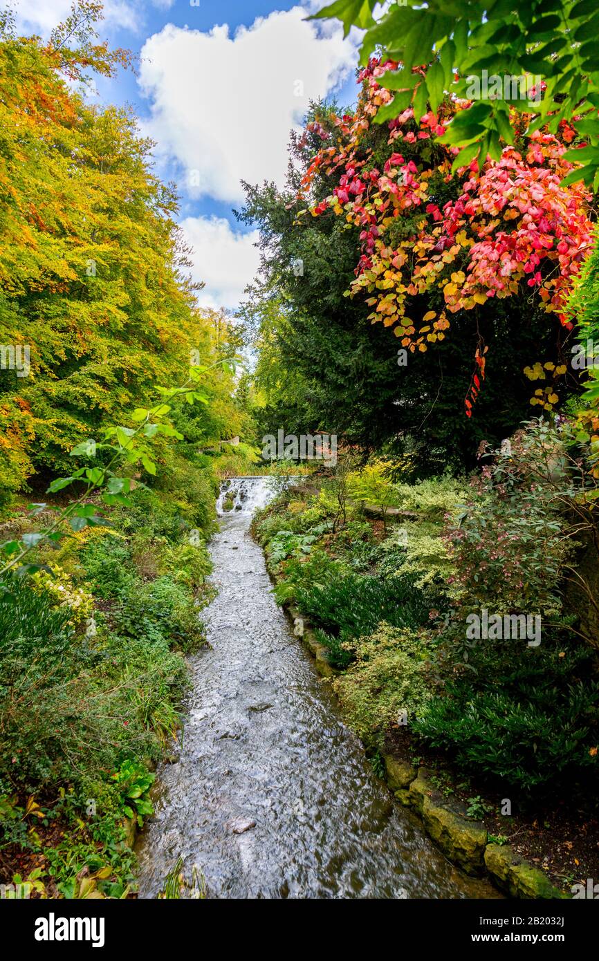 Il deflusso dal lago artificiale Di Capability Brown che seprarates i due castelli in Sherborne, Dorset, Inghilterra, Regno Unito Foto Stock