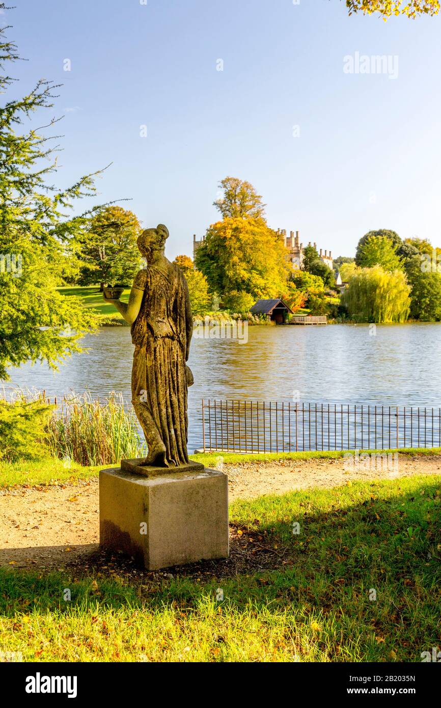 Sherborne 'New' Castle costruito nel 1594 da Sir Walter Raleigh visto attraverso il lago artificiale progettato da Capability Brown, Sherborne, Dorset, Inghilterra, Regno Unito Foto Stock