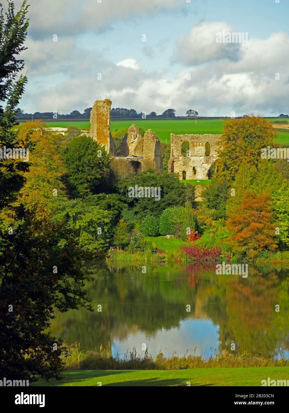 Il castello "vecchio" del 12th secolo Sherborne ha visto attraverso Il lago artificiale Di Capability Brown dal 'nuovo' Castle, Dorset, Inghilterra, Regno Unito Foto Stock