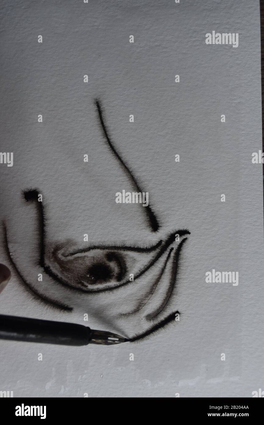 Sequenza di disegno con penna per immersione in India inchiostro su carta acquerello umida con diffusione di inchiostro. Foto Stock