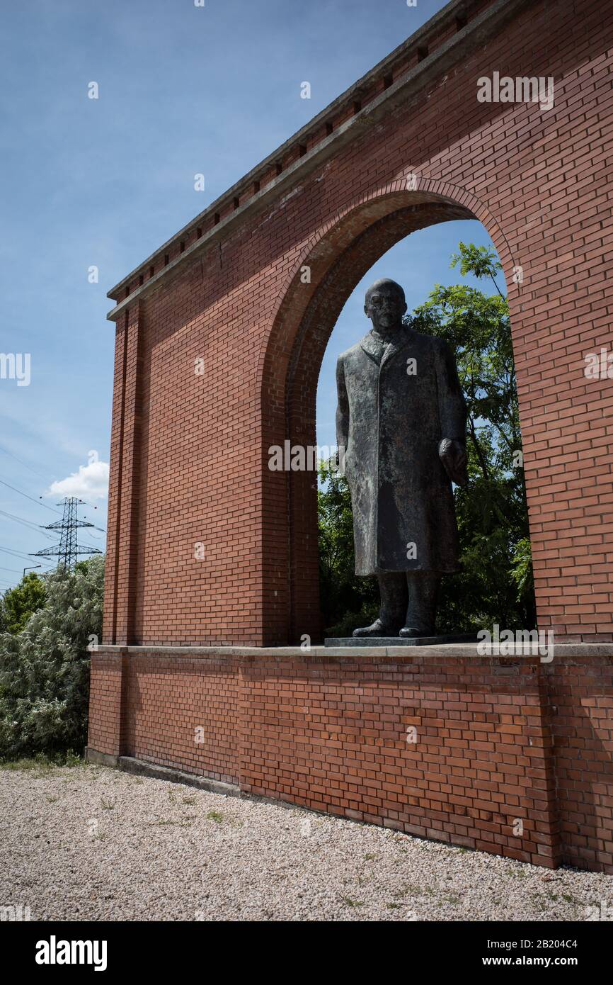 ARTE COMUNISTA - KARL MARX,LENINE SOSTENITORI ED EROI DEL PARTITO OPERAIO SI SONO RIUNITI IN UN UNICO POSTO - MEMENTO PARK BUDAPEST - ERA SOVIETICA - ARTE UFFICIALE COMUNISTA © FRÉDÉRIC BEAUMONT Foto Stock