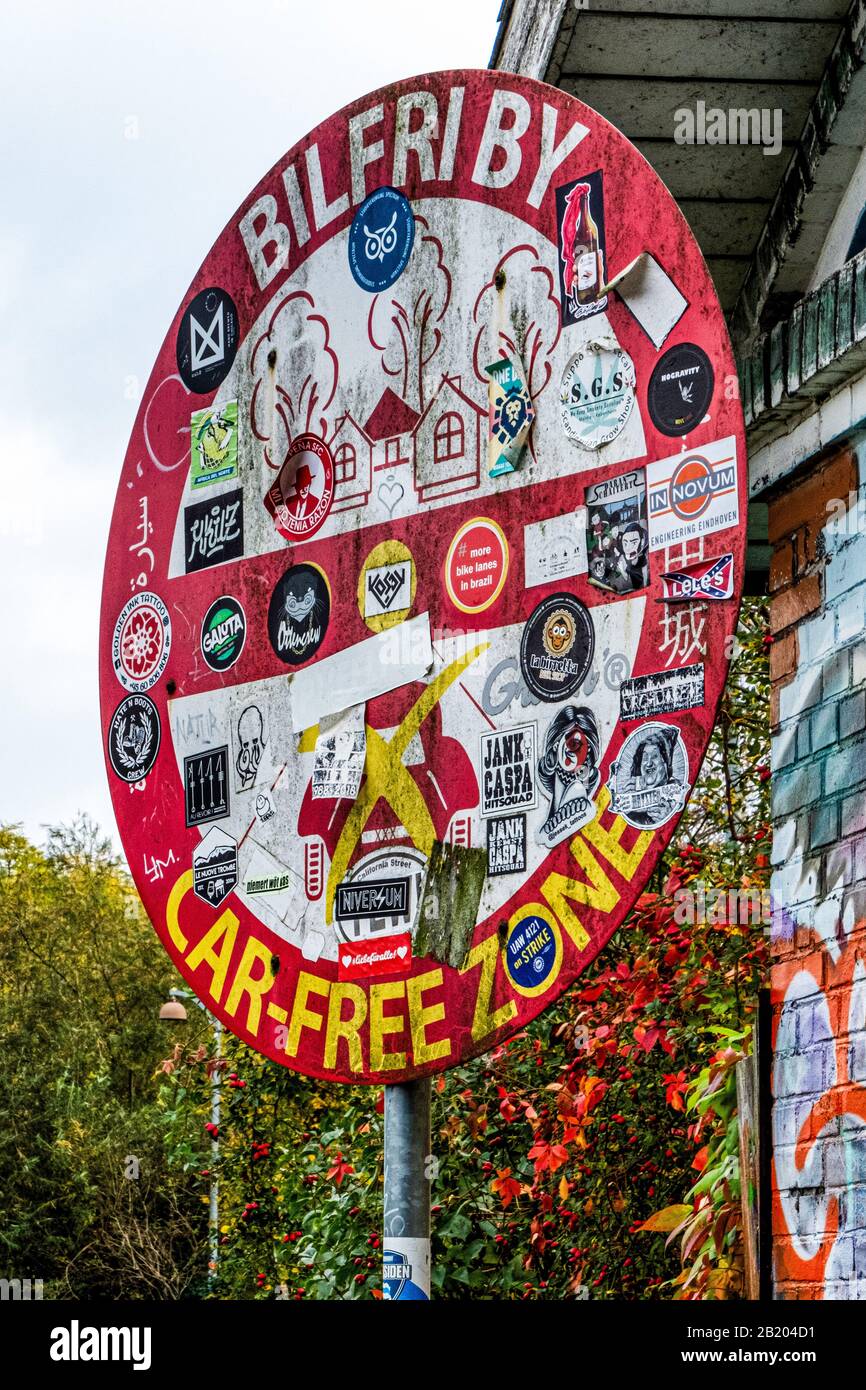 Avviso di traffico "zona libera da auto" coperto da adesivi nella comunità e comune Freetown Christianiaa hippie stabilito da squatters a Copenaghen, Danimarca Foto Stock