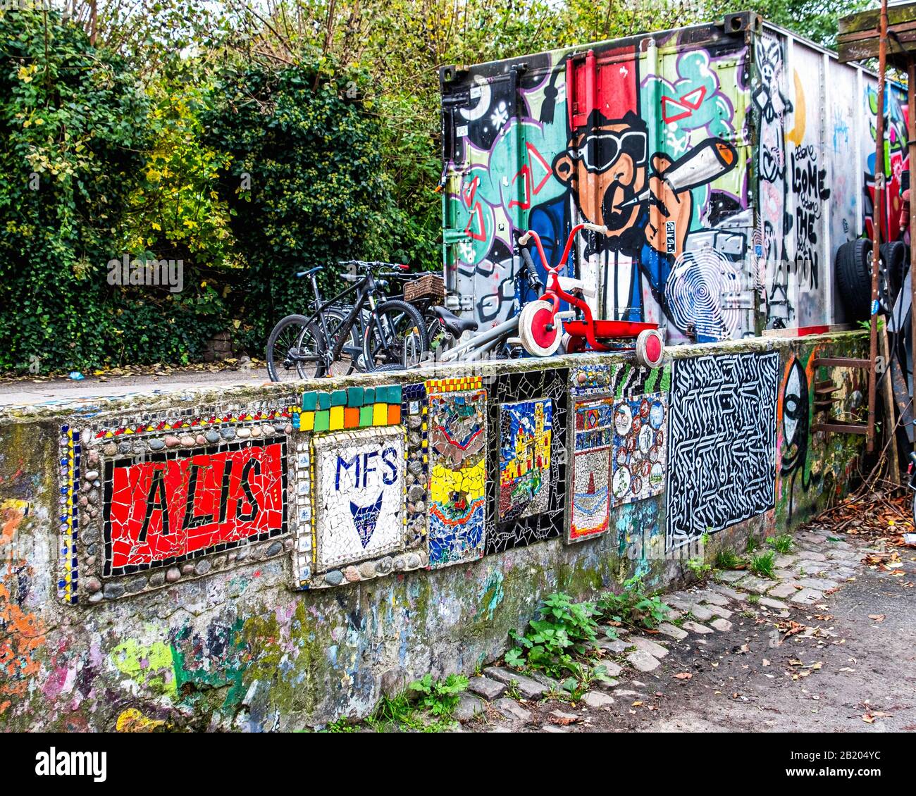 Mosaici d'arte di strada a Freetown Christiania, una comunità di hippie e comune istituito da squatters a Copenhagen, Danimarca Foto Stock