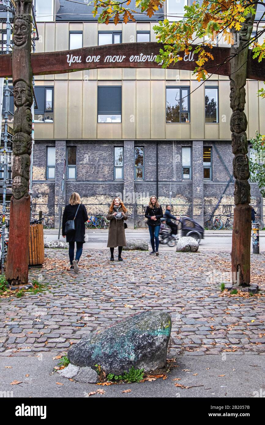 Freetown Christiania Exit, una comunità hippie e un comune anarchico istituito da squatters in un ex complesso militare a Christianshavn, Copenaghen Foto Stock