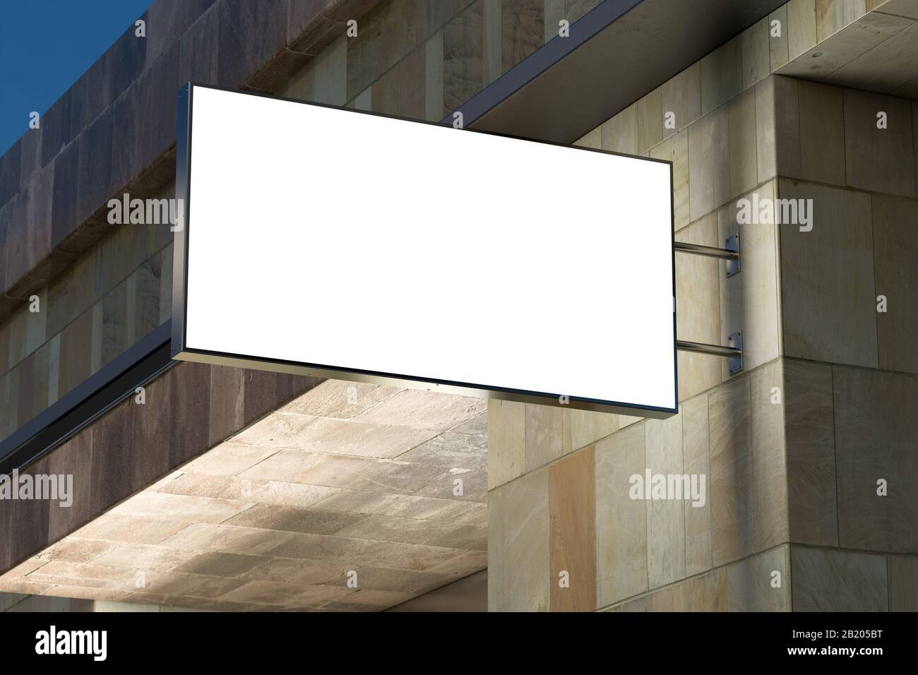 Cartellone orizzontale o segnaletica sulla parete in marmo con mock up di cartelli luminescenti vuoti. Scena notturna. Vista dal basso Foto Stock