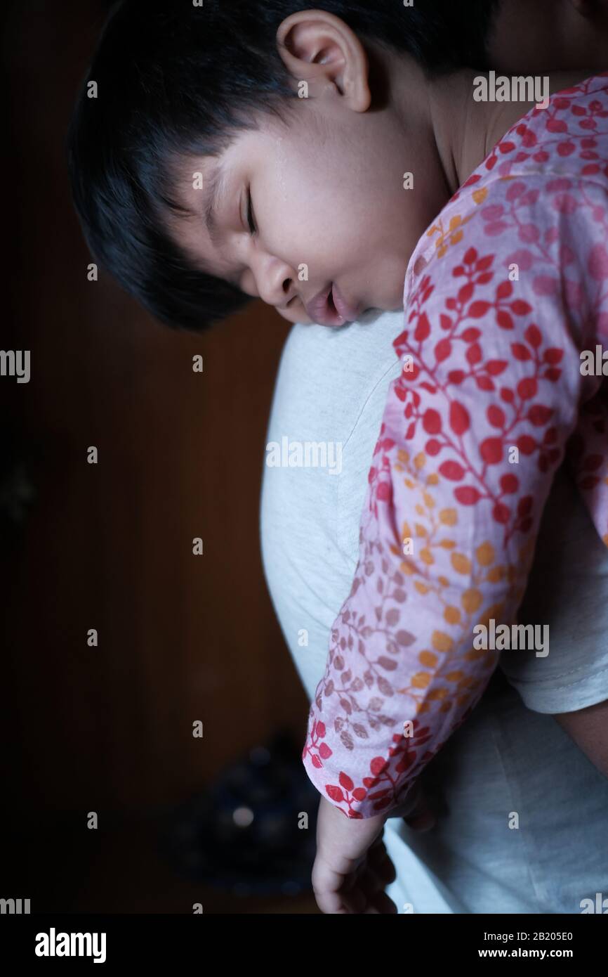 bambino ragazza bambino che dorme sulla spalla del padre Foto Stock