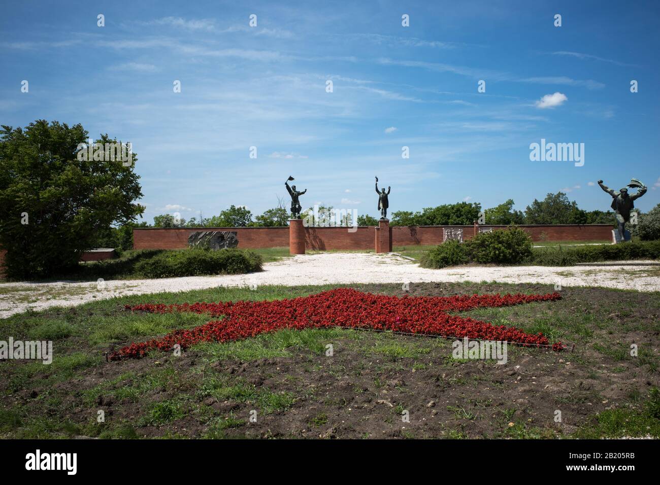 ARTE COMUNISTA - KARL MARX,LENINE SOSTENITORI ED EROI DEL PARTITO OPERAIO SI SONO RIUNITI IN UN UNICO POSTO - MEMENTO PARK BUDAPEST - ERA SOVIETICA - ARTE UFFICIALE COMUNISTA © FRÉDÉRIC BEAUMONT Foto Stock