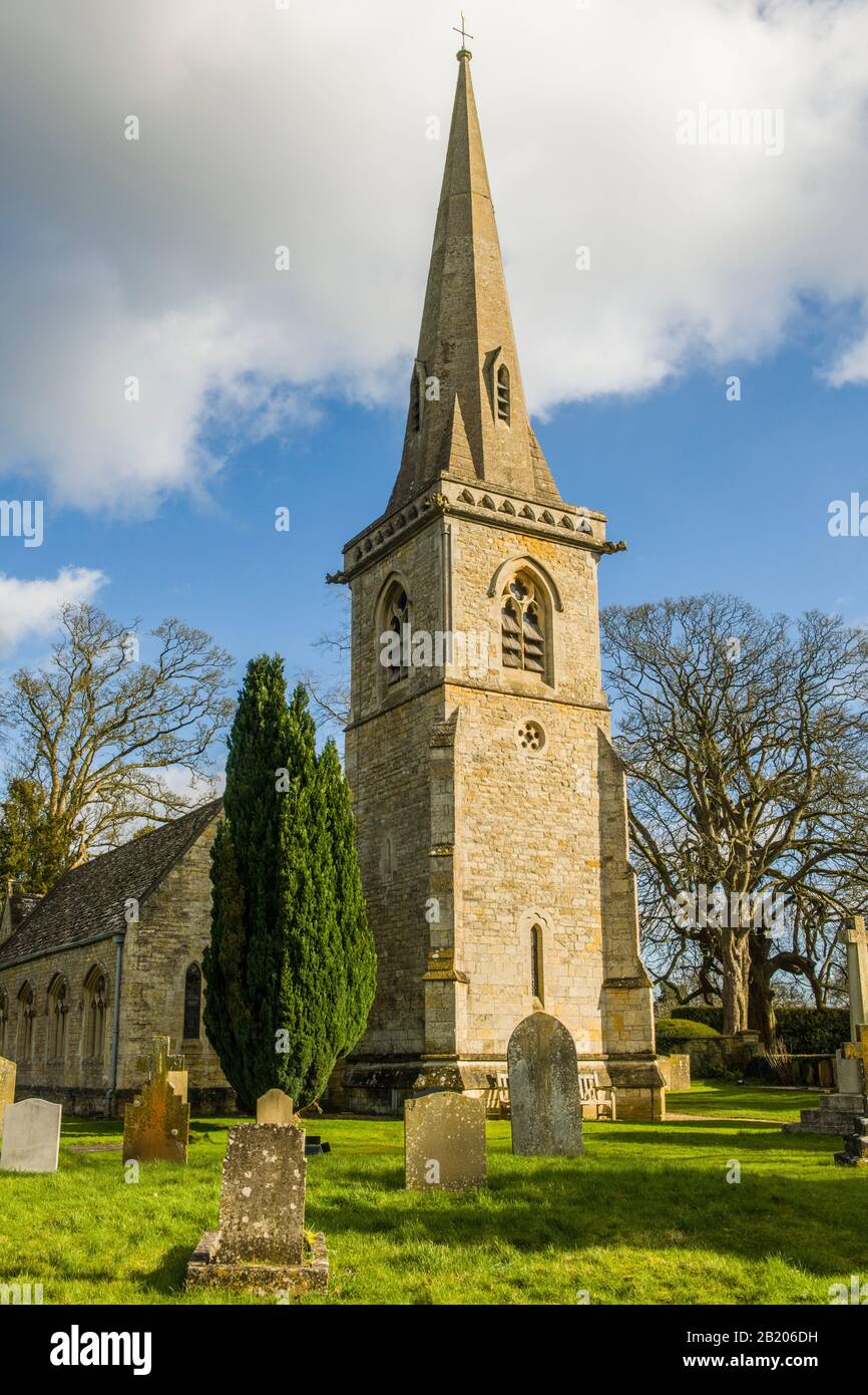 La chiesa parrocchiale di Santa Maria nel villaggio di Cotswolds Di Bassa Macellazione vicino a Burton in Acqua nel Gloucestershire in un pomeriggio di sole nel mese di febbraio Foto Stock